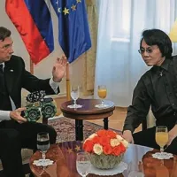 Predsednik republike Borut Pahor je danes sprejel utemeljitelja androidne znanosti Hirošija Išiguro, ki velja za enega vodilnih znanstvenikov na področju robotike