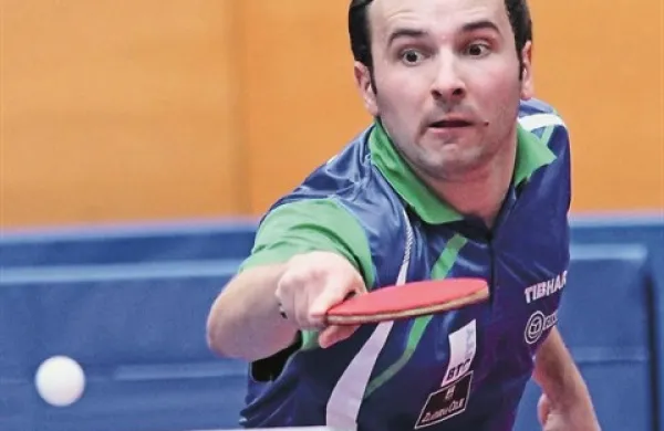Najboljšemu slovenskemu namiznoteniškemu igralcu Bojanu Tokiču se ni uspelo uvrstiti med 16 najboljših evropskega prvenstva v Schwechatu