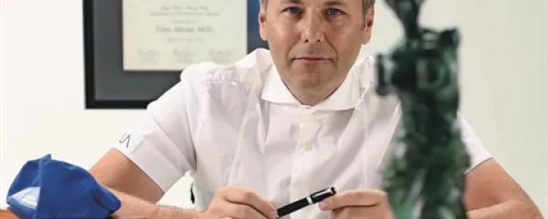 Uroš Ahčan: “Kot povsod v medicini tudi na našem področju farmacija v veliki meri narekuje razvoj, smeri, trende. Ob tem pa veliko pomaga pri izobraževanju in iskanju novih rešitev. Kljub temu pa je treba biti pazljiv pri uvajanju novih dosežkov in
