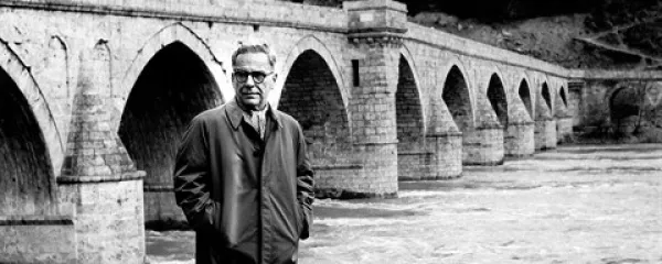 Ivo Andrić ob mostu na Drini v Višegradu leta 1963