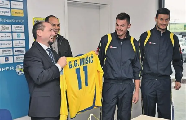 Predsednik uprave Luke Koper Gašpar Gašpar Mišič (v ozadju predsednik FC Koper Andrej Poljšak)  je iz rok Ivice Guberca (drugi z desne) in Miroslava Čovila (prvi z desne) prejel dres  