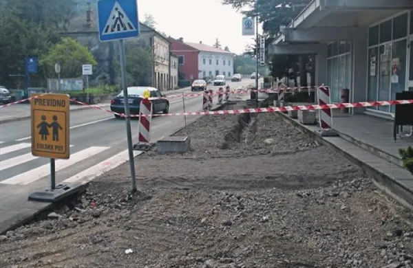 Prekopan pločnik v Gregorčičevi naj bi v kratkem popravili in osvetlili prehod za pešce 