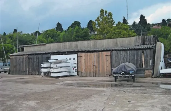 V novem domu vodnih športov bo dovolj prostora za skoraj vse jadrnice in opremo, pisarne, gostinski lokal in še kaj