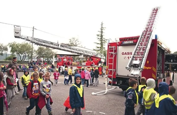&Scaron;olarji in krajani na obisku pri  gasilcih