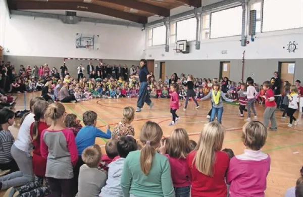 Na O&Scaron; &Scaron;marje živahno ob prevzemu novega kombija