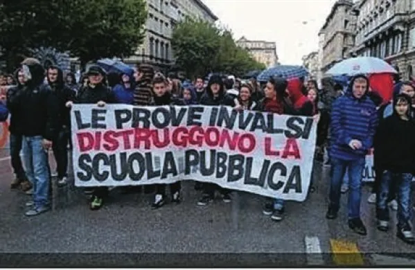 Tržaški študenti so se danes podali na ulice in ohromili promet v središču Trsta