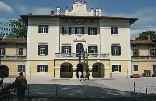 Občina Šempeter-Vrtojba, Goriški muzej ter Društvo žena in deklet Šempeter so uresničili že dolgo načrtovani projekt in v Coroninijevem dvorcu na ogled postavili stalno razstavo o šempetrski rodbini Coronini von Cronberg