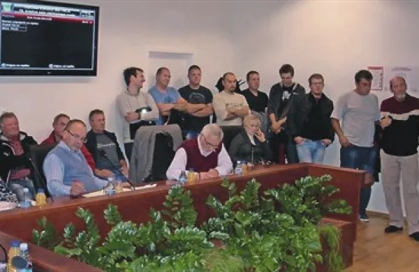 Bistriške svetnike je med razpravo in odločanjem o financiranju obnove doma na Pregarjah spremljala tudi skupina Pregarcev (stojijo v ozadju)