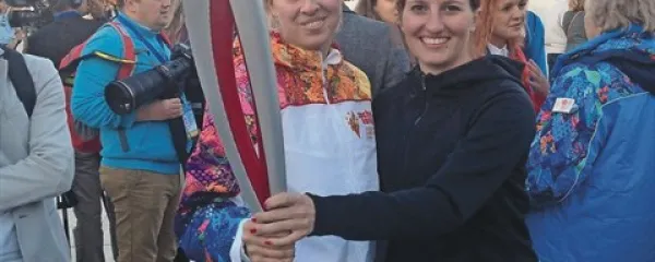  Ana Umer z baklo z olimpijskim ognjem