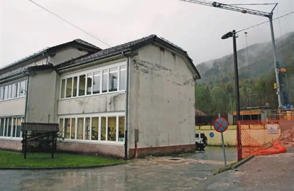 Osnovna šola Črni Vrh  je po zimskih meritvah sodeč najbolj obremenjena s sevanjem plina radona
 

