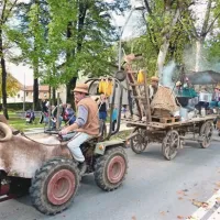 Sprevod s kravami in prikazom starih kmečkih vozov skozi Tolmin