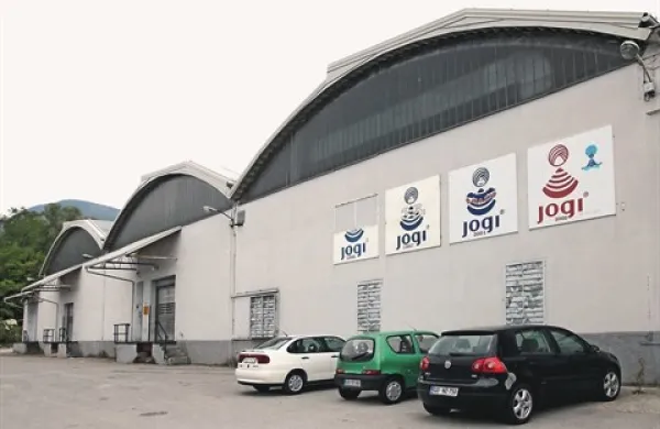 Izhodiščna cena za proizvodno-skladiščni prostor in dva prodajno-razstavna prostora Mebla Jogi z zemljišči je  nekaj manj kot 3,92 milijona evrov