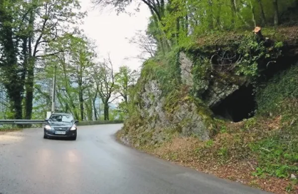 Prve brežine z  votlino na Petelincu  za zdaj še ne bodo odstranili