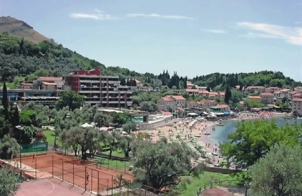 V bližini hotela Maestral so v nasprotju z prostorskimi akti  zrasli luksuzni apartmaji in zastrli pogled na morje njihovim 
