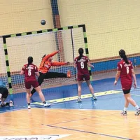 Takole je vratarka Sandra Srečković za Mlinotest ubranila strel Amine Jagurdžija (levo) in preprečila Piranu izenačenje
