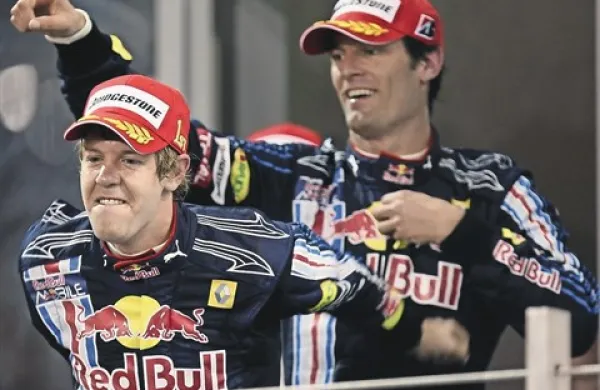 Sebastian Vettel (levo) in Mark Webber sta Red Bullu na Japonskem privozila dvojno zmago