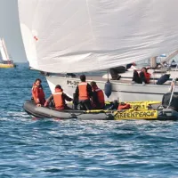 Eden od dveh gumenjakov okoljevarstvene organizacije Greenpeace med pripravami na desant na Esimit 