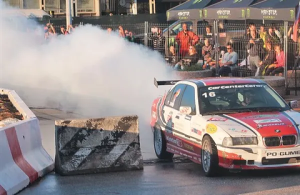 Dima in smradu po zažganih gumah na drift dirki v Vrtojbi ni manjkalo.