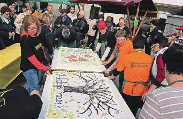 Kostanjeva torta, težka 60 kilogramov, je šla   za med   
