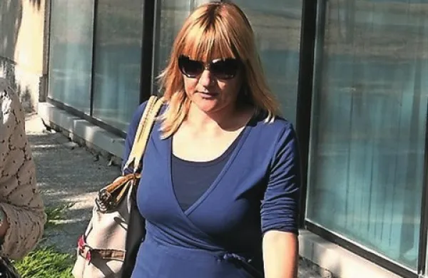 Ksenija Korče je na koprskem delovnem sodišču izgubila tožbo proti Vrtcu Postojna. S tožbo je izpodbijala svojo razrešitev z mesta ravnateljice, čeprav zanjo ob prijavi ni izpolnjevala pogojev. Zaradi ponarejenega mentorskega naziva jo je sodišče 