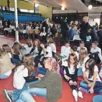 Dvorana z mešanico nekdanjih maturantov, profesorjev  in    dijakov je pokala po šivih