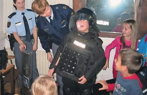 Vodja policijskega okoliša Suzana Ipavec in policistka Lien Ličen iz novogoriške policijske postaje sta konec tedna v Novi Gorici učencem in učiteljicam tretjega razreda osnovne šole iz Šempasa  predstavili poklic policista