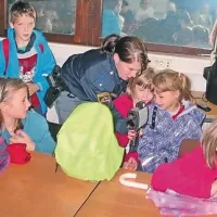 Policistki tretje&scaron;olcem predstavili svoj poklic