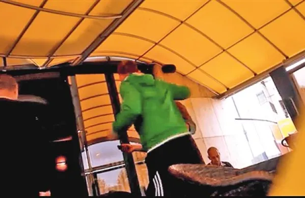 Na posnetku, ki je pristal na spletu, je jasno videti, kako napadalec s pestjo sune Gregorja Benka v obraz