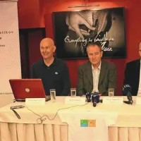 Da gre za resno bolezen, ki jo je treba čim prej zdraviti, so na tiskovni konferenci društva revmatikov opozarjali revmatologa Matija Tomšič (levo) in Tadej Avčin (desno) ter predsednik društva Andrej Gregorič 