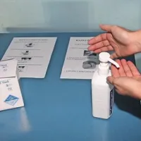 Ko si rok ne moremo umiti, si jih dezinficiramo z za to namenjenimi pripravki 