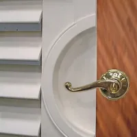 Kljuke so, podobno kot držala in denar, leglo bakterij