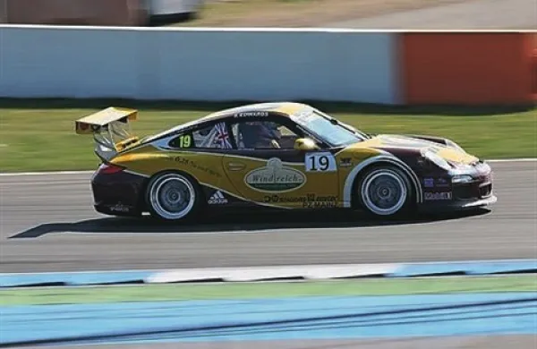 Britanski dirkač v seriji Porsche superpokal, 26-letni Sean Edwards, je umrl v nesreči na dirkališču Queensland Raceway v Avstraliji