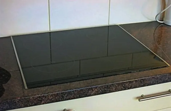 V srbskem prevodu standardnih večjezičnih navodil za uporabo štedilnika Gorenje se je pojavila neobičajna napaka. Fotografija je simbolična.