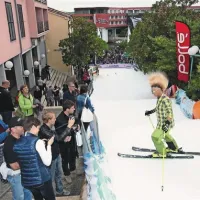 Visoka irokeza Glena Plakea je bila kos smučarskim vragolijam. Ali jo utrjuje z enakimi pripravki kot Filip Flisar svoje brke, nismo uspeli izvedeti. 
