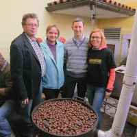 Prvi mož Rodika Viljan Sluga, predsednica TD Rodik Irena Cek Babič, hrpeljski podžupan Peter Borsič in gonilna sila kostanjevega praznika Valerija Pučko ob kotlu na drva
