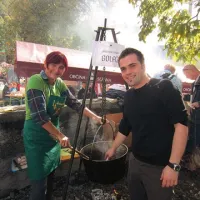 Tudi hrpeljsko-kozinska občina je bila prisotna na kostanjevem prazniku: direktorica občinske uprave Saša Likavec Svetelšek in predstavnik za stike z javnostjo  Vasja Valenčič sta kuhala občinski golaž
