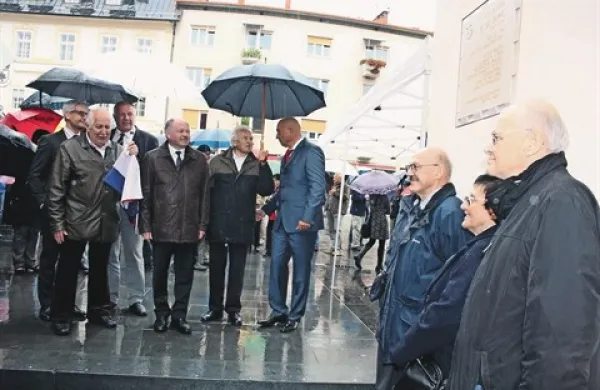 Spomina na očeta Vasjo Pirca so se razveselili tudi sinova in hčeri  (na fotografiji pod ploščo)
