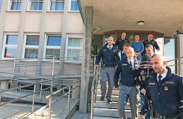 Na kranjskem sodišču so osmim obtoženim izrekli več kot 38 let zapora