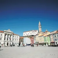 Vrednosti so se znižale predvsem v najdražjih delih Slovenije, na Primorskem v obmorskih krajih in v Novi Gorici, v večjem delu Slovenije pa so ostale nespremenjene. Na fotografiji Piran.