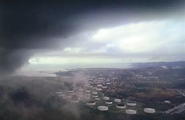 Pogled na Žavlje (na fotografiji s Socerba) ni povsem jasen - Italija je  vse postopke za plinski terminal Žavlje začasno zamrznila za pol leta, a ta rok se izteče v petek 