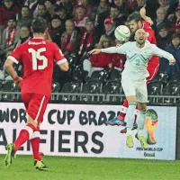 Švicarski nogometaši (v skoku Tranquillo Barnetta) so sinoči zaustavili slovenske (Mišo Brečko) 
