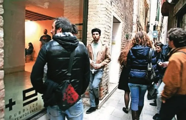 Obalne galerije Piran bodo v letu 2014 oblikovale razstavni program v Galeriji A piu A, Slovenski razstavni center v Benetkah na podlagi javnega poziva, ki je objavljen na www.obalne-galerije.si
