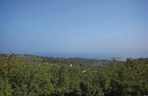 V   predlog zakona o davku na nepremičnine se   vrača obdavčitev neplodnih zemljišč in varovanih gozdov