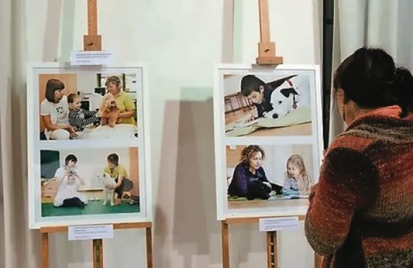 V Pretorski palači v Kopru je na ogled fotografska razstava Psi terapevti