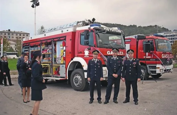 Dve novi vozili za postojnske gasilce