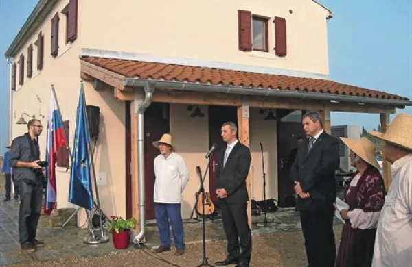 V Strunjanskih solinah so včeraj odprli dve obnovljeni hišici, ki bosta odslej informacijsko središče Krajinskega parka Strunjan