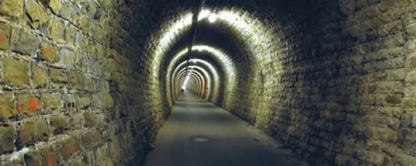 Zgledno zgrajen predor Valeta na Parencani med  Strunjanom in Portorožem. Omet ne odpada in barva se tudi ne lušči. In  na koncu predora je videti luč. 