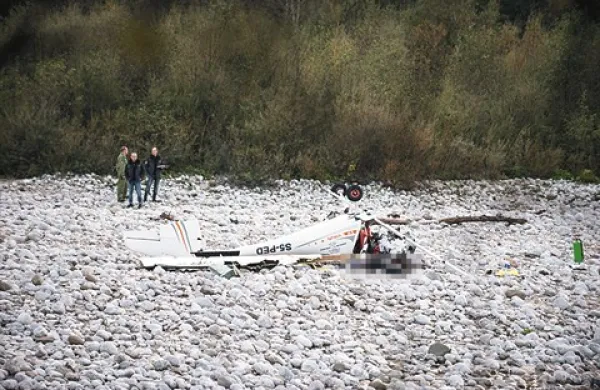 Letalo je na desni breg reke Soče strmoglavilo v četrtek nekaj pred 15. uro, pri tem pa sta se smrtno ponesrečila 27-letni pilot-inštruktor iz Izole in 33-letni potnik iz Ljubljane