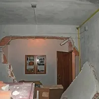 Posledice eksplozije plina v Naklem pri Divači. V hiši je podrlo zid.