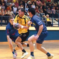 Sedanji trener Kopra Zoran Jovičić v hrpeljskem dresu na obračunu nekdanjega Gold Cluba in Cimosa maja 2006